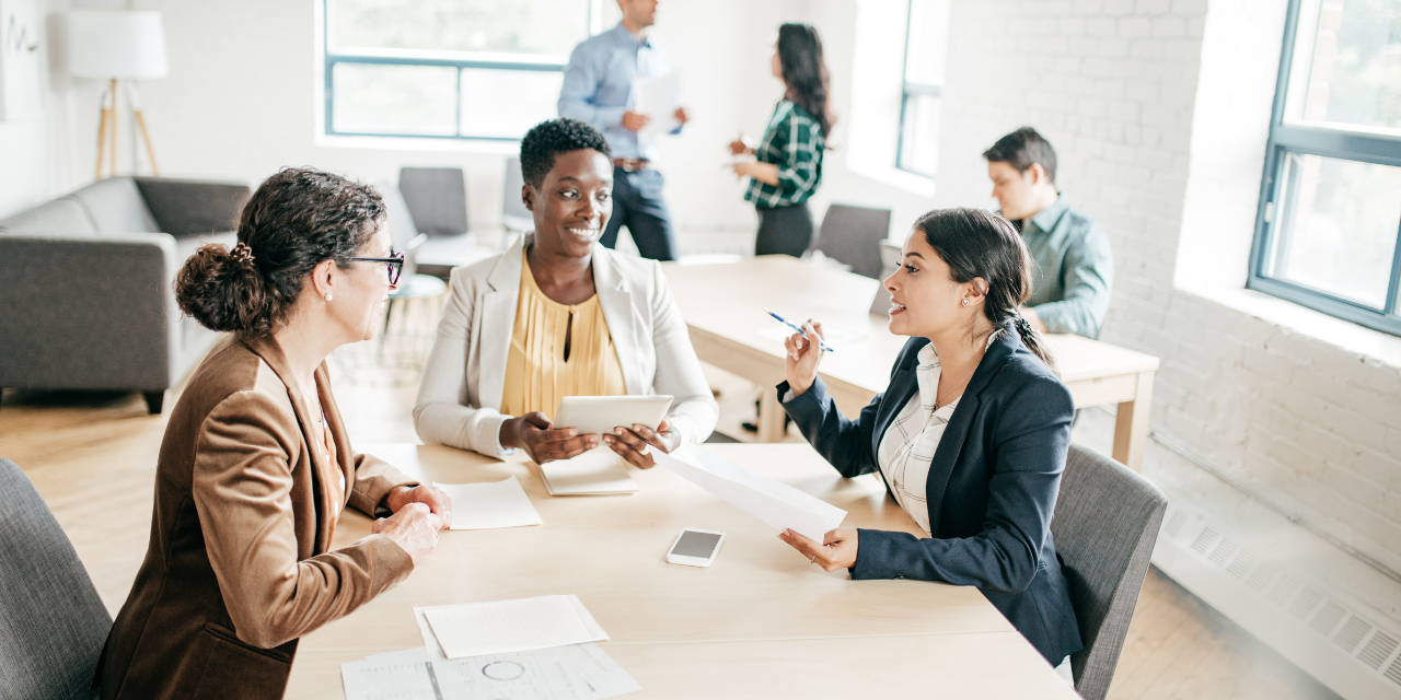 Réseautage et Développement Professionnel en Portage Salarial: Bâtir une Carrière Solide et Durable